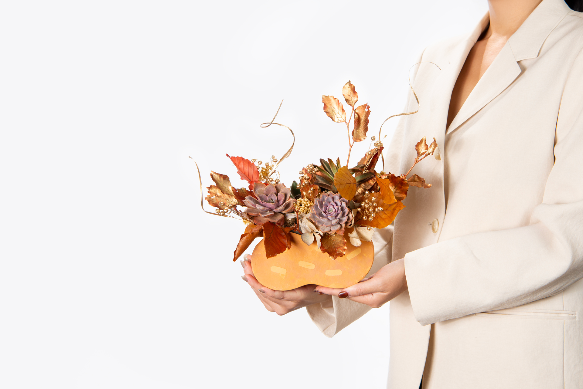 哪裡買陶盆?8 款高品質台灣陶盆!獨立製陶師作品 5 金花生輝_花生_偶們_m_手捧金色花生