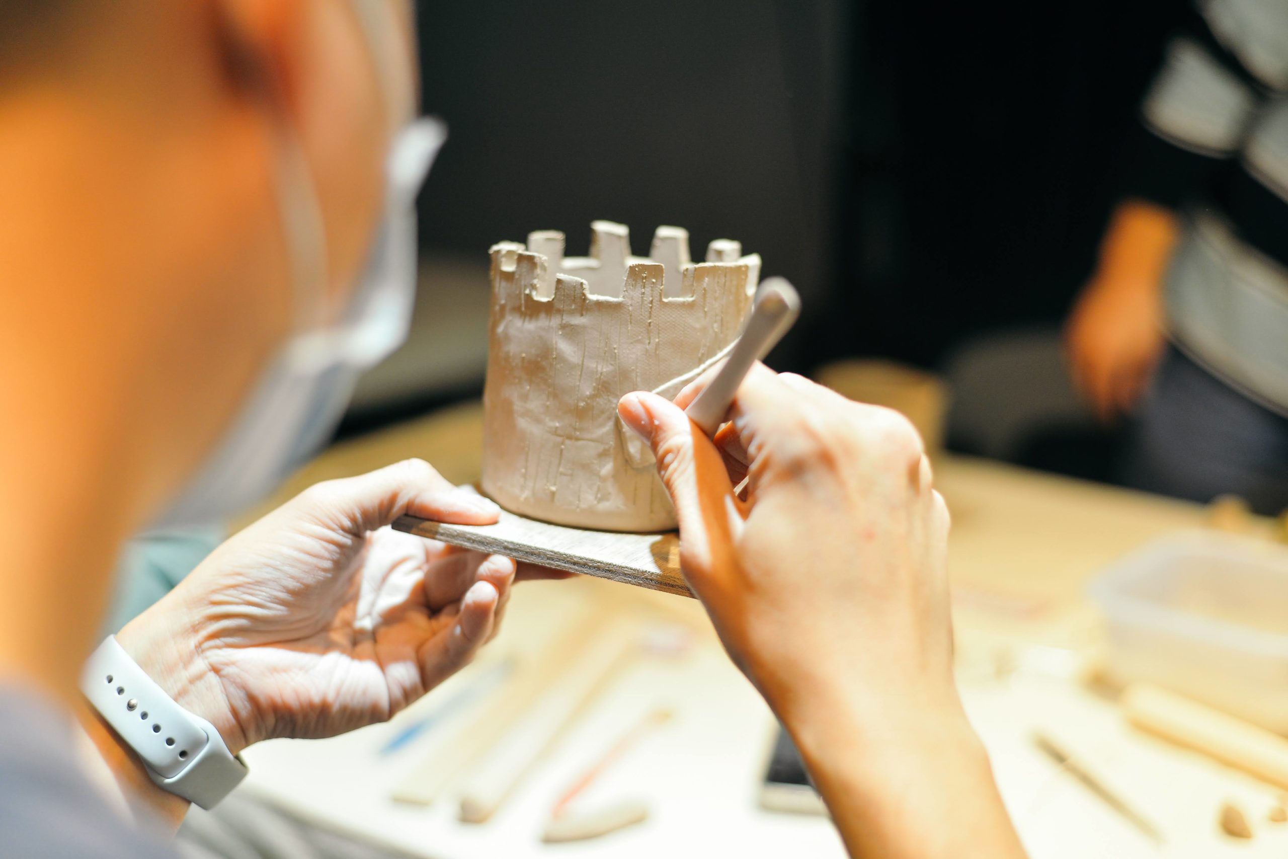 陶藝課程推薦:紓壓又好玩,設計給所有人的課! 2 陶藝課程推薦:紓壓又好玩,設計給所有人的課! 野火捏陶課 台北陶藝課 上課實況攝影11 scaled