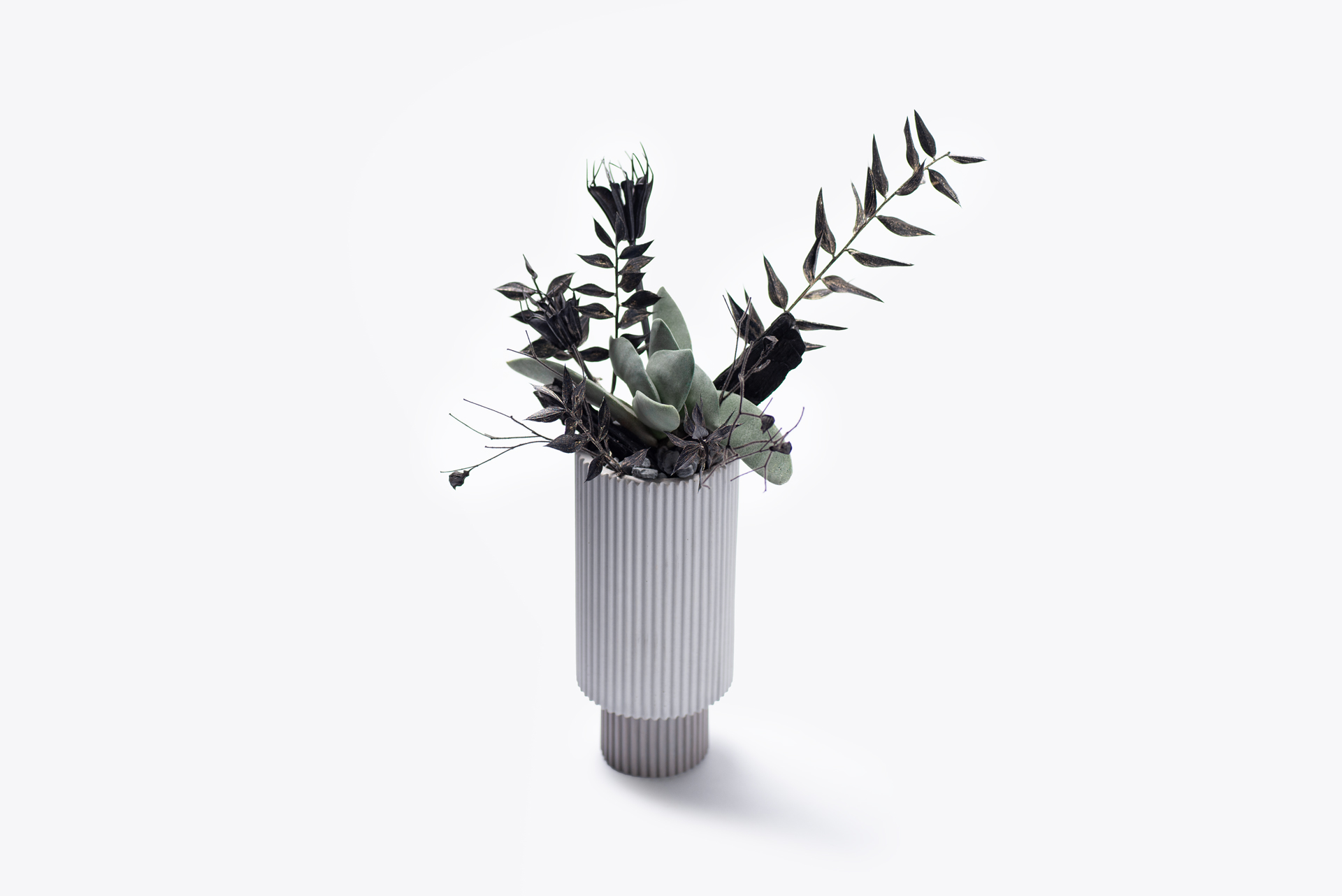 多肉圖鑑:神刀 俐落外表的灰綠色植物! 5 0220-每月多肉神刀與台灣盆器搭配