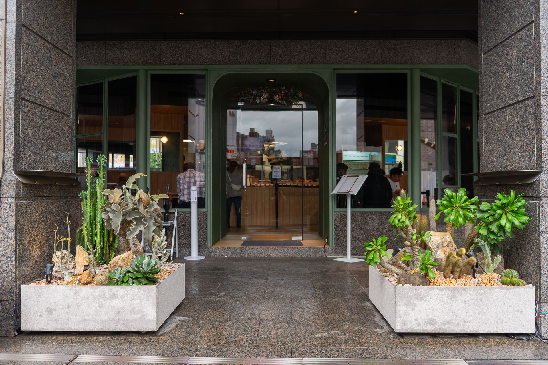 門口造景推薦!品牌新門市怎麼種植物才療癒又自然 19 門口造景推薦!品牌新門市怎麼種植物才療癒又自然 1213 西門町Oani 飯店造景案例15