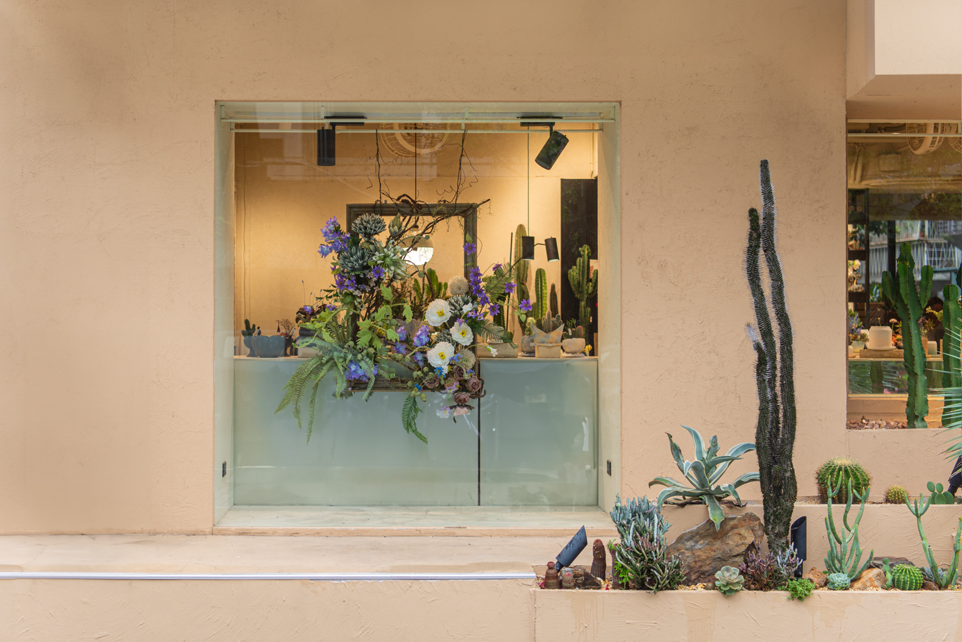 花草多肉畫廊:送一幅春日繪植 1 櫥窗植栽設計