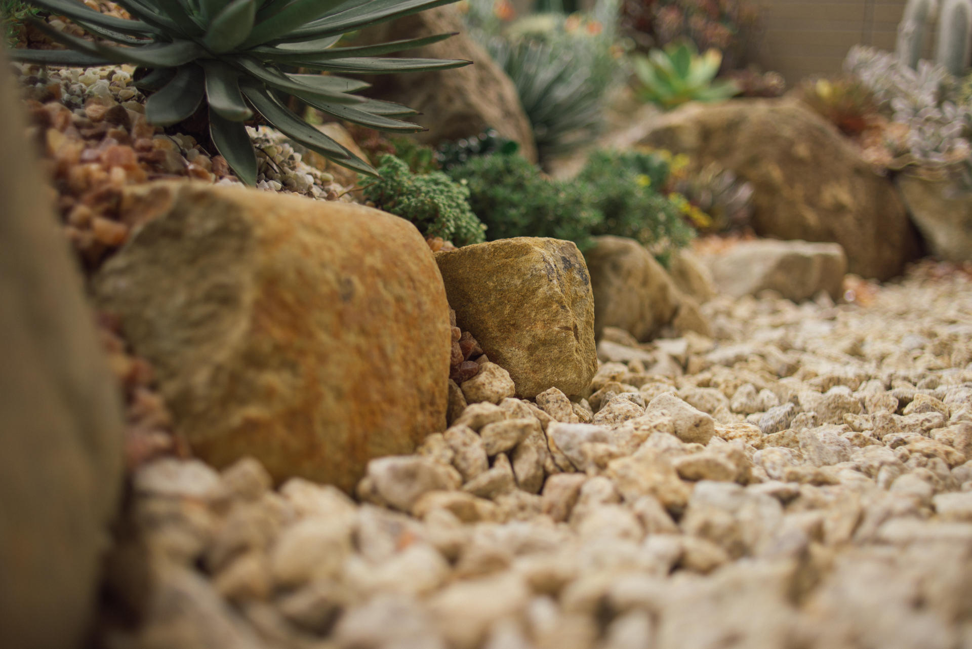 園藝造景推薦:陽台上的彩虹綠地 10 石塊造景