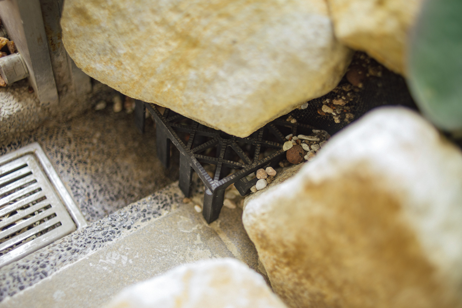 園藝造景推薦:陽台上的彩虹綠地 9 造景排水設計