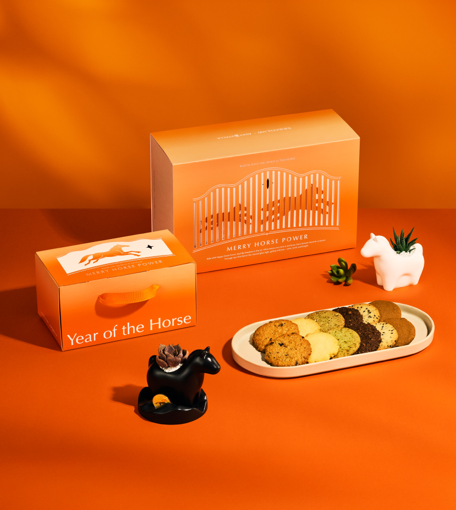 2026 新春禮盒有馬造型植栽與美食餅乾，兩種盒型